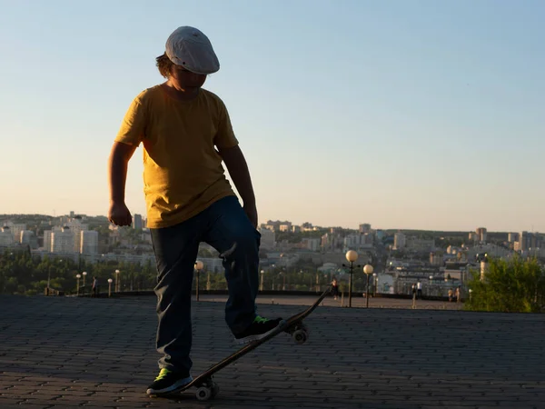 Jongen Skateboarder Doet Jump Trick Stedelijke Locatie — Stockfoto