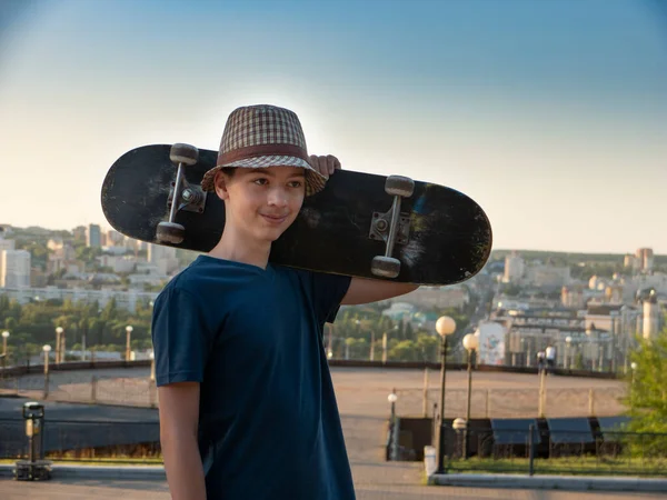 Teen Skateboarder Avec Skate Emplacement Urbain — Photo