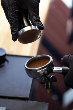Barista öfkeyle iskele tarafındaki kahve makinesini ütülüyor.