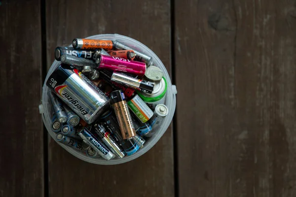 Batterie Recyclingbehälter Mit Altem Element Auf Holz Belgorod Russland Juni — Stockfoto