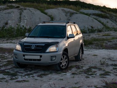 Doğanın gerisinde bir arazi aracı. Chery Tiggo dağ yolunda. Belgorod, Rusya - 17 Temmuz 2020: