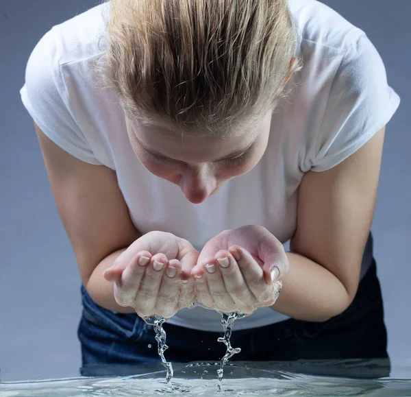 Schoonheid Meisje Wassen Gezicht — Stockfoto