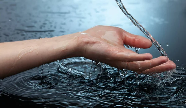 Розщеплення Води Руці Жінки — стокове фото