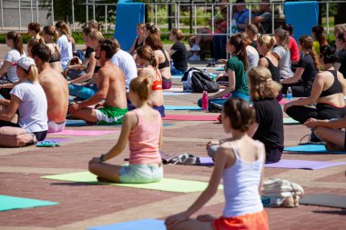Belgorod, Rusya - 15 Haziran 2019: Uluslararası Yoga Günü 'nde bir sürü insan parkta yoga yapıyor.