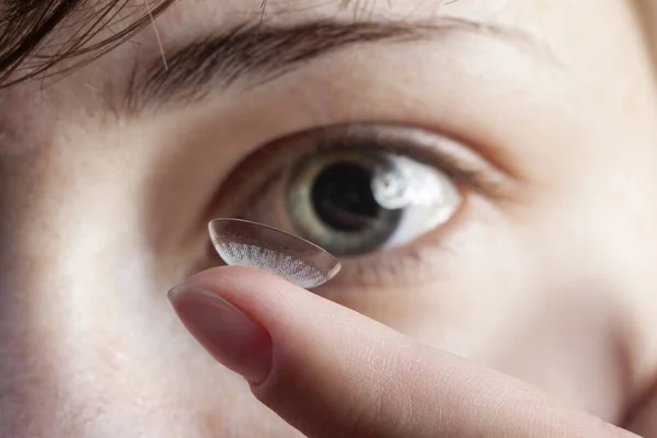 Fille Avec Une Lentille Contact Sur Doigt Concentrer Sur Lentille — Photo