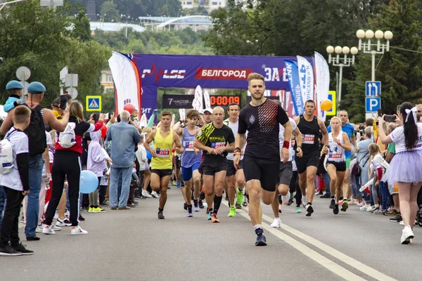 Muitas Pessoas Correm Maratona Cidade Belgorod Rússia Aug 2020 — Fotografia de Stock