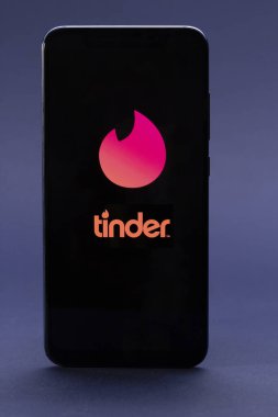 Akıllı telefon ekranında Tinder logosu, Illustrative editorial, Belgorod, Rusya - jun, 16, 2020: