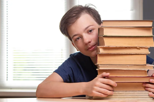 Portret Van Overstuur Schooljongen Kijkend Naar Leerboek Met Huiswerk — Stockfoto