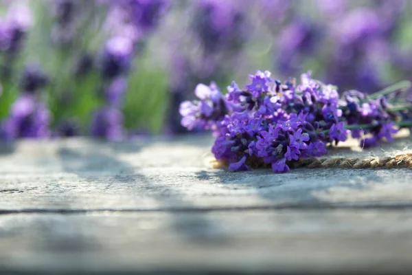 Frischer Lavendel Über Hölzernem Sommerhintergrund — Stockfoto