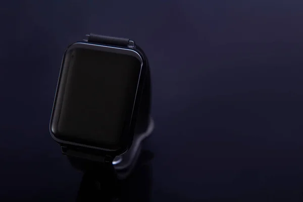 Nowy Model Inteligentnego Zegarka Niebieskim Tle — Zdjęcie stockowe