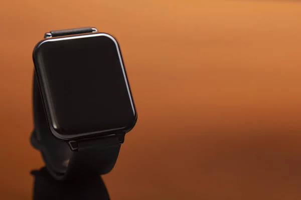 Nowy Model Inteligentnego Zegarka Pomarańczowym Tle — Zdjęcie stockowe