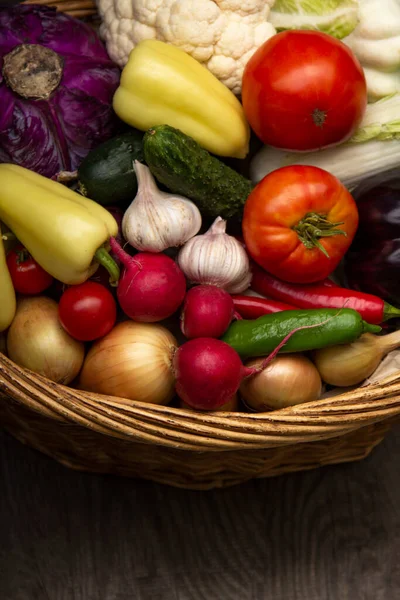 木のテーブルの上のバスケットに異なる有機果物や野菜 — ストック写真