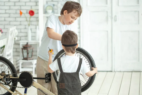 Dos Niños Reparación Bicicletas Interior Los Niños Mecánicos Fijación Bicicletas — Foto de Stock