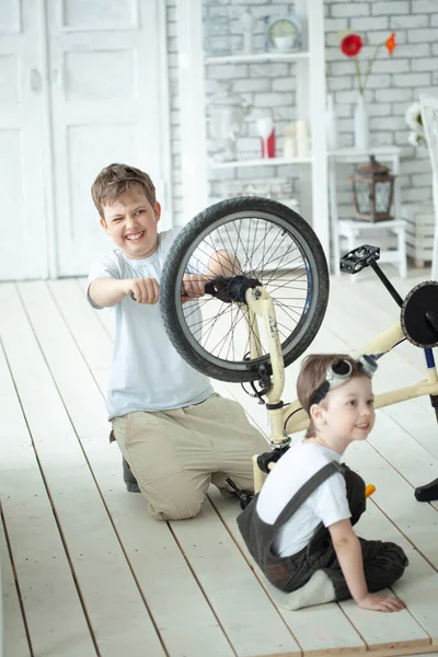 Dva Kluci Opravy Jízdních Kol Uvnitř Dětská Mechanika Oprava Kol — Stock fotografie