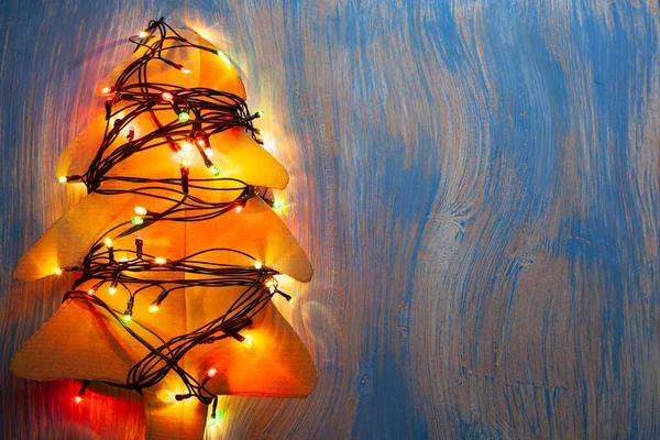 Weihnachtsbaum Mit Lichtern Auf Blauem Holzgrund Dekoration Aus Pappe Selbstgemacht — Stockfoto