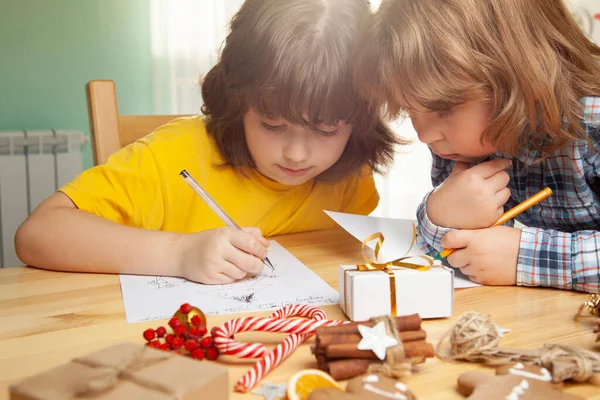 Två Pojkar Skriver Ett Brev Till Jultomten Nära Julgranen God — Stockfoto