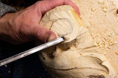 Çalışırken bir elin ahşap oyması.