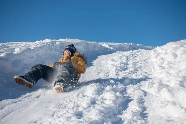 Glücklicher Junge Rutscht Winter Mit Dem Schlitten Den Schneehügel Hinunter — Stockfoto