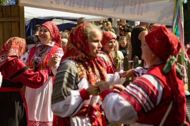Geleneksel Rus Kıyafetleri Rus Halk Dansları sahneleniyor. Belgorod, Rusya - 29 AUG, 2020: