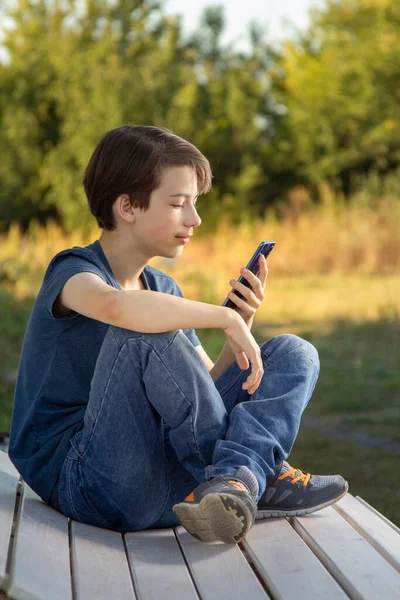 Подросток Держит Руке Смартфон Мальчик Смотреть Мобильный Телефон Фотографировать Летнем — стоковое фото