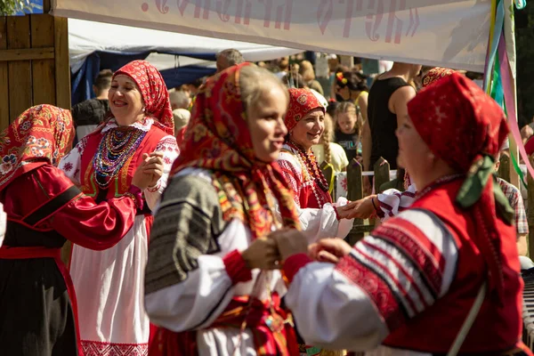 Geleneksel Rus Kıyafetleri Rus Halk Dansları sahneleniyor. Belgorod, Rusya - 29 AUG, 2020: