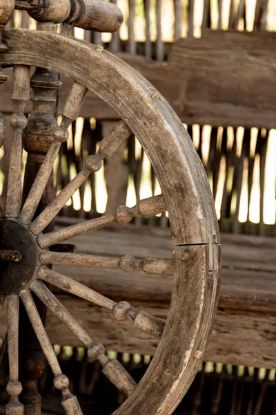 Old Antique Spinning Wheel Wood Background — Stock Photo, Image