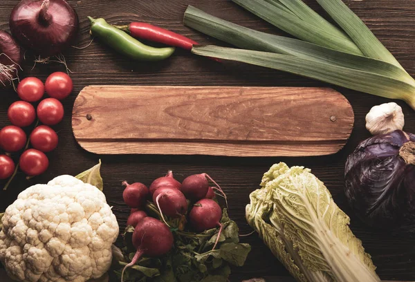 健康食品 生有机蔬菜和水果 在木制背景上 顶部视图 复制空间 — 图库照片