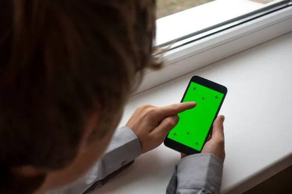 Handen Håller Den Svarta Smartphone Grön Skärm Med Modern Design — Stockfoto