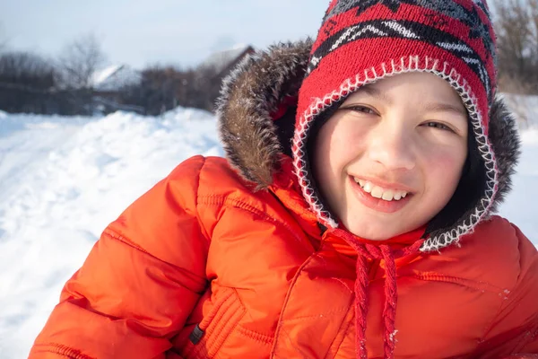 Niño Feliz Juego Nieve Sonrisa Día Soleado Aire Libre —  Fotos de Stock