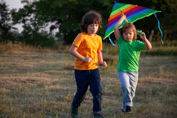 Kinderen Rennen Met Vlieger Zonsondergang Weide Buiten Spelen — Stockfoto