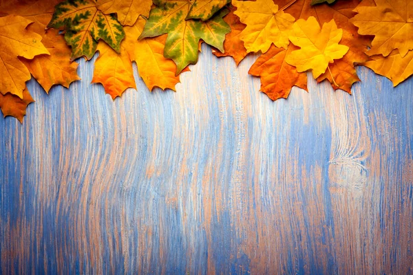 Jesienny Liść Drewnie Niebieski Tło Widok Góry Pomarańczowy Liść Starym — Zdjęcie stockowe