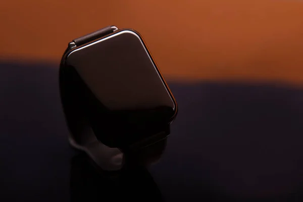 Nowy Model Inteligentnego Zegarka Pomarańczowym Tle — Zdjęcie stockowe