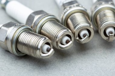 Gri arkaplanda yeni bujiler