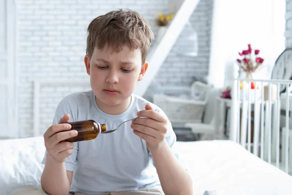 Enfant Malade Garçon Buvant Sirop Contre Toux Assis Sur Lit — Photo