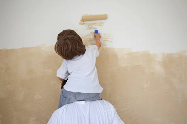 Táta Pomáhá Synovi Malovat Zeď Novém Domě — Stock fotografie