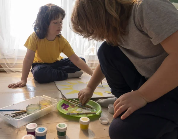 两个孩子在家里画画 两个男孩子在地板上学习画画 — 图库照片