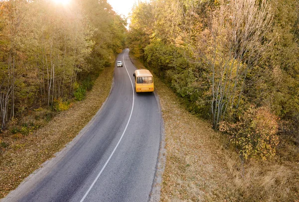 Letecký Pohled Silnici Školním Autobusem Krásném Podzimním Lese Při Západu — Stock fotografie