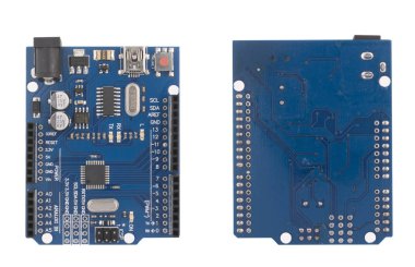 Uno - elektronik, programlama ve robotik öğretim kurulu. İki tür - üst ve alt izole beyaz bir arka plan üzerinde.