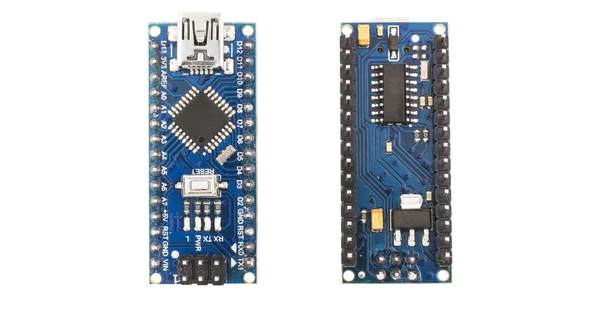 Nano - elektronik, programlama ve robotik öğretim kurulu. İki tür - üst ve alt izole beyaz bir arka plan üzerinde.