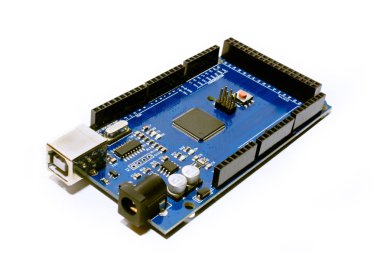 Beyaz arka plan üzerinde izole Arduino Mega yakın çekim