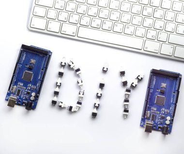 DIY Arduino kurulu robotlar ve diğer ev yapımı ürünler oluşturmak için. Arduino Mega, Arduino Uno, Arduino Mini.
