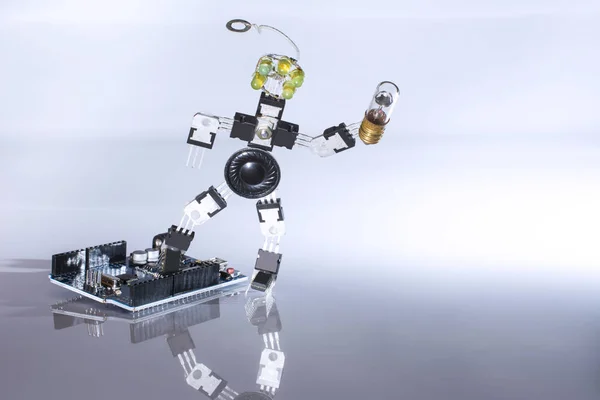 Elinde bir ampul ile Mikri şemalar gelen robot elektroniği alanında buluşlar için tahtadan geliyor