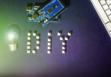Robotlar ve diğer ev yapımı ürünler oluşturmak için DIY arduino kurulu. Mega, Uno, Mini.