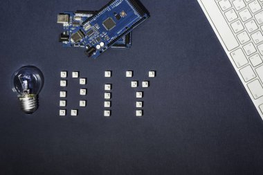 Robotlar ve diğer ev yapımı ürünler oluşturmak için DIY arduino kurulu. Mega, Uno, Mini.