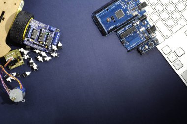 Robotlar ve diğer ev yapımı ürünler oluşturmak için DIY arduino kurulu. Mega, Uno, Mini.
