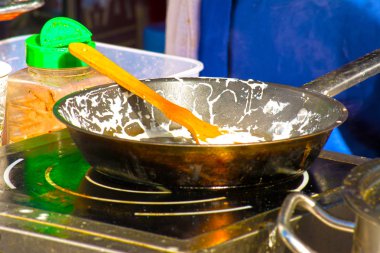 Kızartma tavası sos ve tahta bir spatula kirli. Sadece tavada karides ve diğer deniz ürünleri yaptı