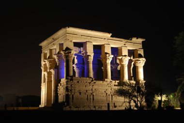 Antik Mısır hiyeroglif fileto Adası Tapınağı duvar. Tatile Afrika'ya bir gezi sırasında çekilen fotoğraf. Gece ışık gösterisi Adası Philae Tapınağı