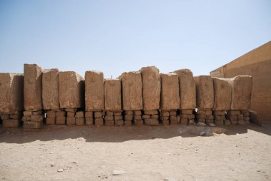 Giza Cheops Piramidi yanındaki taş ocakları. Taş anıt inşaat kalmıştı. Gezi ve tatil sırasında Mısır seyahat ederken çekilmiş fotoğrafı. Mısır kültürünün sembolleri.