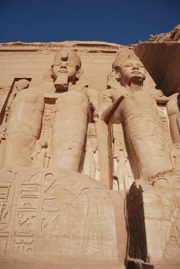 Mısır Abu Simbel Tapınağı Ramses 2 devasa heykelleri. Afrika'da tatil seyahat ederken çekilmiş fotoğrafı.