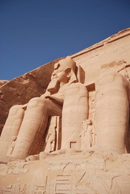 Mısır Abu Simbel Tapınağı Ramses 2 devasa heykelleri. Afrika'da tatil seyahat ederken çekilmiş fotoğrafı.